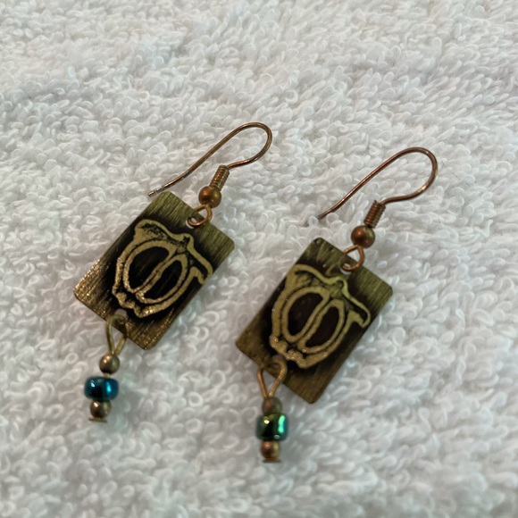 Earrings with a turtle pattern on the front complemented by dangling bead. - Picture 1 of 4